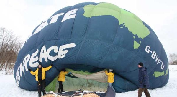 Aufforderung zur Teilnahme an Volksbegeheren gegen neue Braunkohletagebaue mit Heißluftballon. Januar 2009