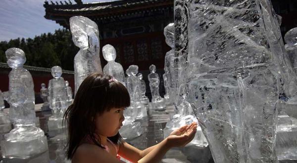 Eisskulpturen geschmolzenem Gletschereis in Peking, August 2009