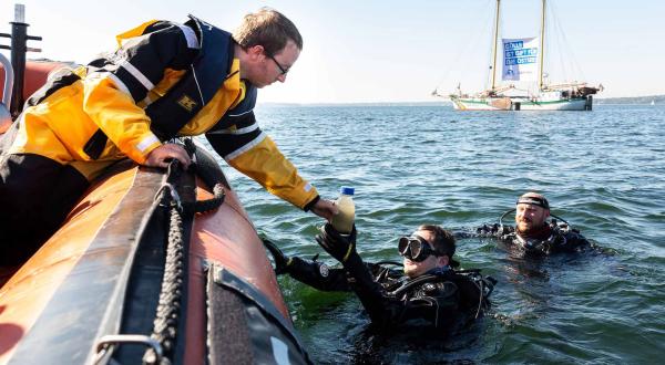 Schlauchboot und Taucher; Entnahme von Wasserproben