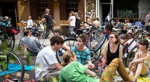 Junge Menschen picknicken auf der Straße