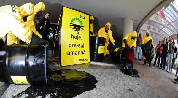 Inszenierte Ölpest vor der BP-Zentrale in Brasilien, September 2010