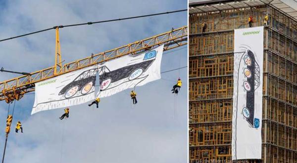 Greenpeace-Aktivisten hängen ein Protest-Banner an einen Kran in der Nähe des tagenden EU-Gipfels, 27.06.2014