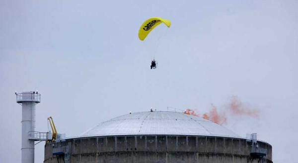 Greenpeace-Aktivist mit Gleitschirm über dem AKW Le Bugey 05/02/2012