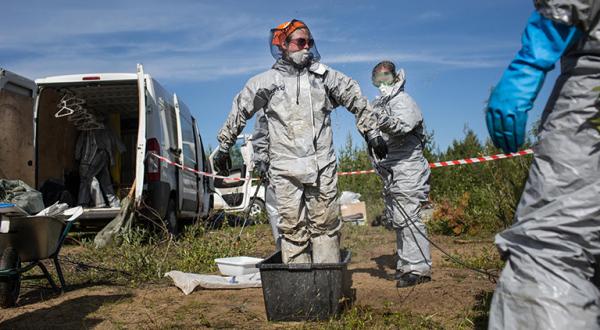 Greenpeace-Aktivisten werden von Ölrückständen gesäubert.