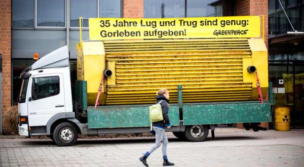 Greenpeace-Aktivisten protestieren mit einer Castor-Attrappe anlässlich der rot-grünen Koalitionsverhandlungen in Niedersachen, Januar 2013 