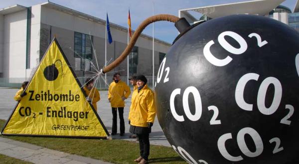 Greenpeace-Aktivisten protestieren mit einer Bombenattrappe vor dem Bundeskanzleramt, März 2009