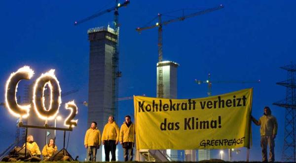 Protest mit brennendem CO2 Zeichen vor Moorburg (Vattenfall). Dezember 2008