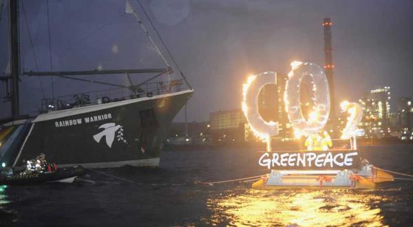 Rainbow Warrior und das brennende CO2 Zeichen in Kiel.November 2008