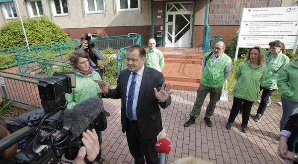 Greenpeace-Aktivisten protestieren in Cottbus gegen die Tagebau-Vereinbarung zwischen der rot-roten Landesregierung und dem Energiekonzern Vattenfall, 23.4.2014