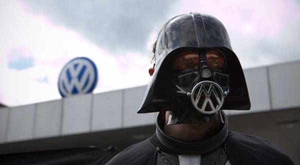 Greenpeace-Aktivisten informieren VW-Mitarbeiter über die "dunkle Seite" von VW, Juli 2011