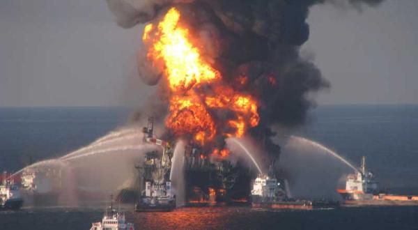 Löschboote der US-Küstenwache bei der Deepwater Horizon im April 2010 