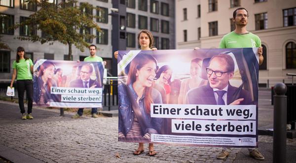 Aktivisten mit Banner in Berlin