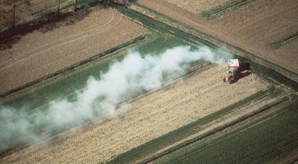 Traktor beim Düngen von Feldern