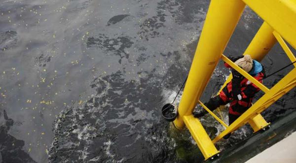 Greenpeace entnimmt Wasserproben vor der Förderplattform Elgin im April 2012