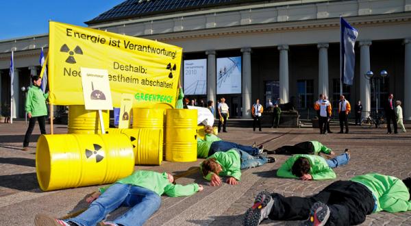 "Die-In" bei der EnBW-Hauptversammlung 04/29/2010