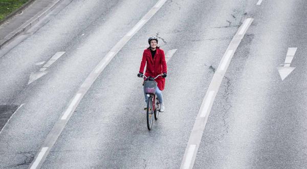 Einsame Radfahrerin in Hamburg