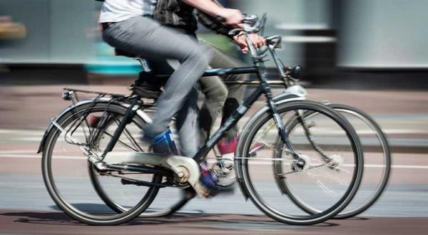 Zwei Radfahrer auf einer Straße