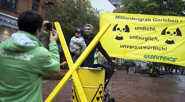 Passanten geben ihr Foto für den Protest gegen Gorleben. 02.10.2010