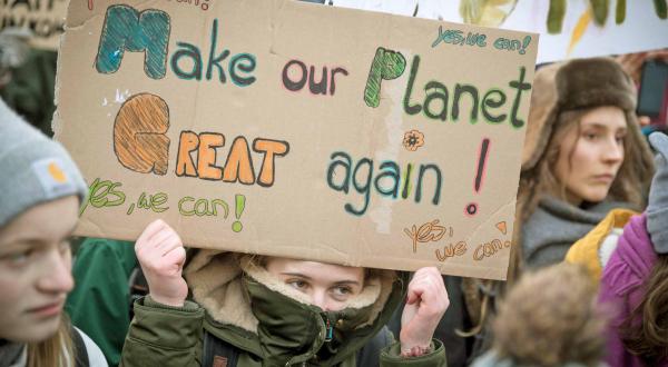 Jugendliche demonstrieren auf  Fridays for Future