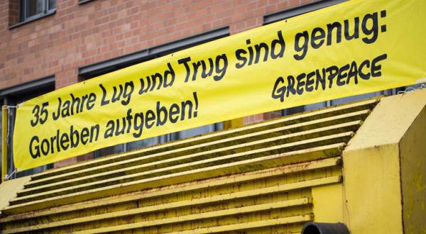 Mit einer Castor-Attrappe und einem Banner mit der Aufschrift "35 Jahre Lug und Trug sind genug: Gorleben aufgeben!" demonstrieren am 2. Jamuar 2013 Greenpeace-Aktivisten anlässlich der rot-grünen Koalitionsverhandl