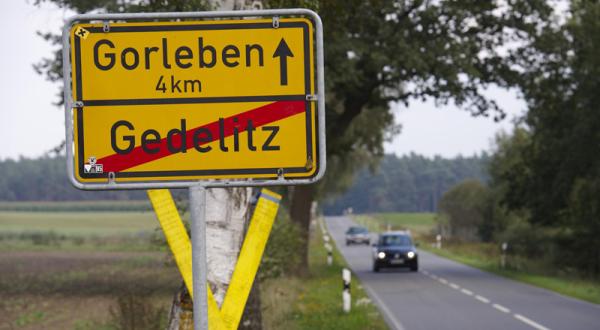 Ortsschild an der Straße am Ausgang Gedelitz im Landkreis Lüchow-Dannenberg.