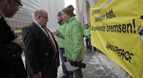 Greenpeace-Aktivisten und Umweltminister Altmaier im Gespräch.