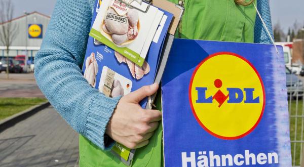 Greenpeace-Aktivist protestiert vor Lidl-Filiale gegen Hähnchenprodukte, die mit Genfutter hergestellt wurden