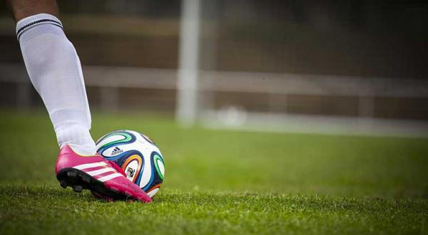 Ein Fußballspieler tritt den WM Ball mit einem Adidas-Schuh weg,2014