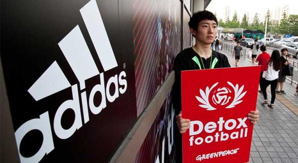 Greenpeace-Aktivisten protestieren vor dem Seoul-World-Cup-Stadium in Korea, gegen Adidas und fordern giftfreie Sportkleidung, 28.05.2014