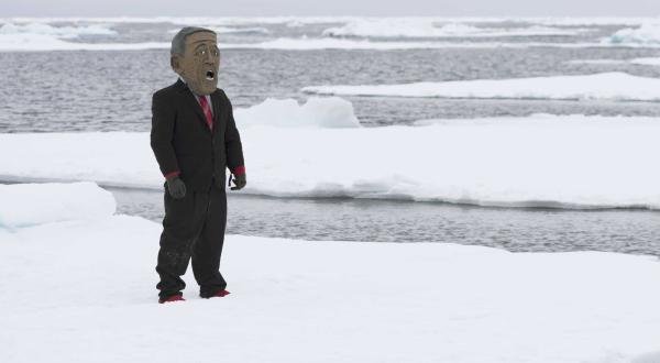 Greenpeace-Aktivist mit Barack-Obama-Maske, Arktis