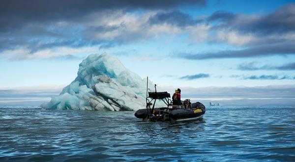 Schlauchboot vor Eisberg