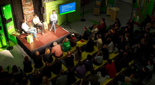 Expertentalk im Atrium der Greenpeace-Zentrale in Hamburg