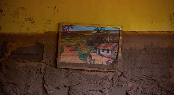 Zerstörtes Bild an der Wand mit Spuren der Flut