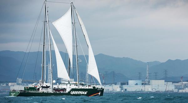 Die Rainbow Warrior im Februar 2016 vor dem Atomkraftwerk Fukushima Daiichi