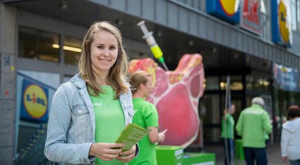 Greenpeace-Aktivistin vor Lidl-Markt