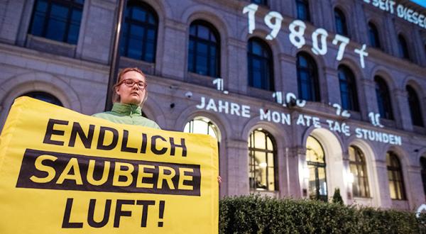 Protest mit Projektion am Bundesverkehrsministerium in Berlin