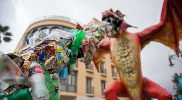 Plastik-speiender Drache vor der Our Ocean-Konferen in Malta