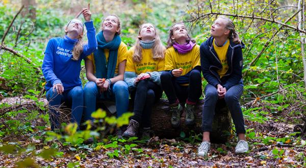 Gruppe Mädchen im Wald