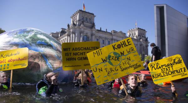 JAGs bei Demonstration in der Spree