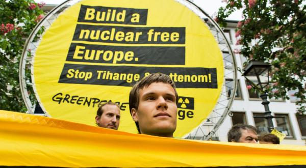 Banner "Stop Tihange" bei Verleihung des Karlspreises in Aachen