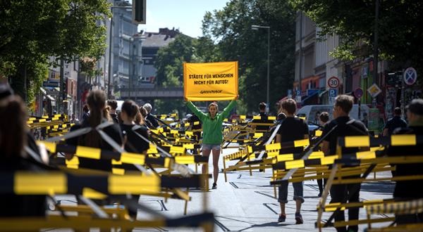 Aktivisten mit Gehzeugen