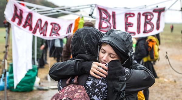 Zwei Aktivistinnen, Hambi-bleibt-Banner