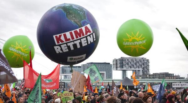 Weltkugel und Banner über Demonstration