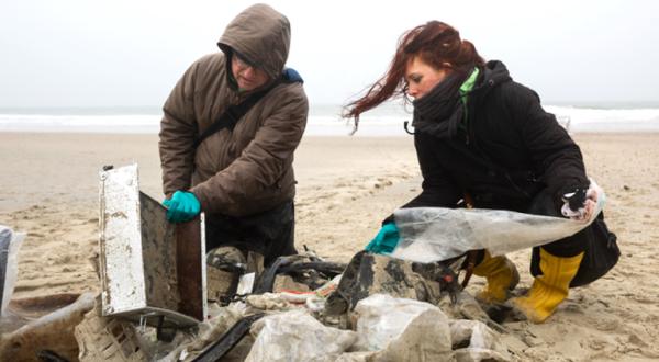 Manfred Santen und Viola Wohlgemuth mit Plastikmüll auf Borkum