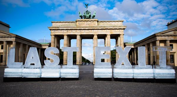 Eisskulptur "Last Exit" vorm Brandenburger Tor