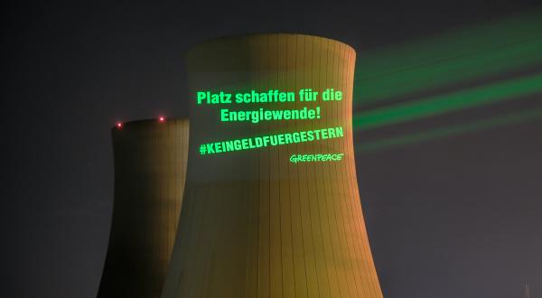 Projektion "Platz schaffen für die Energiewende" am AKW Philippsburg