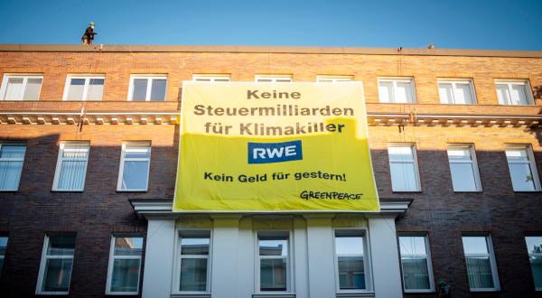 Banner an RWE-Zentrale