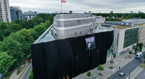 CDU-Parteizentrale hinter dunklen Stoffbahnen