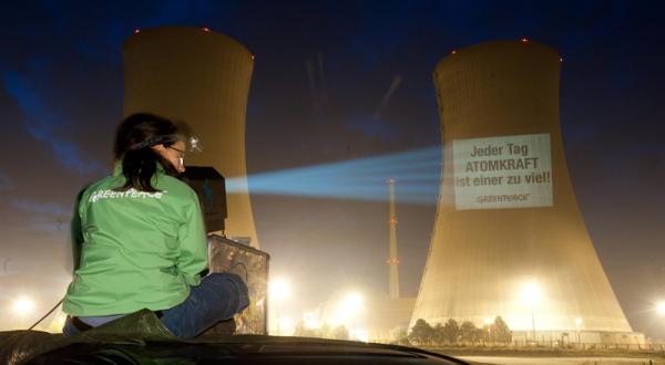 Greenpeace-Projektion am AKW Grafenrheinfeld am 6.Juni 2011