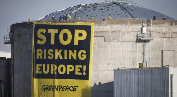 Großes Banner am AKW Fessenheim